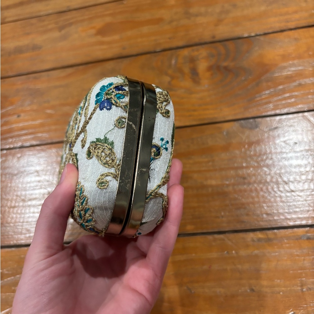 (1001) BEADED CLUTCH - Picture 7 of 10